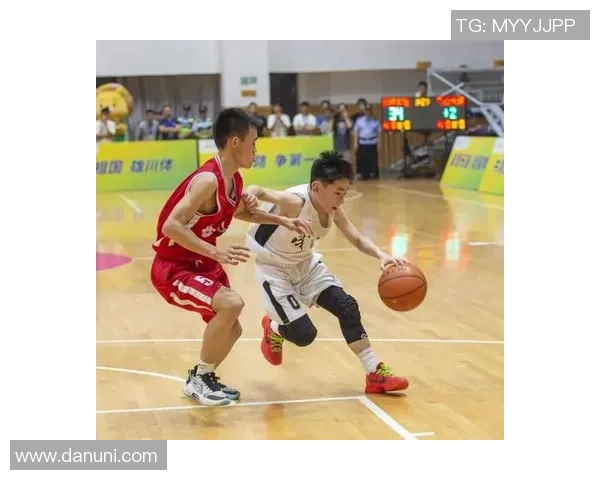 王泉泽的篮球梦想与奋斗历程：从校园到职业赛场的精彩转变