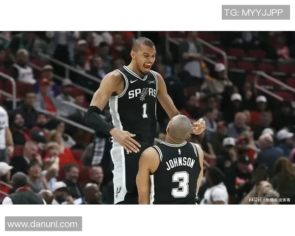 火箭队与马刺队全场激战回顾精彩瞬间与关键时刻分析